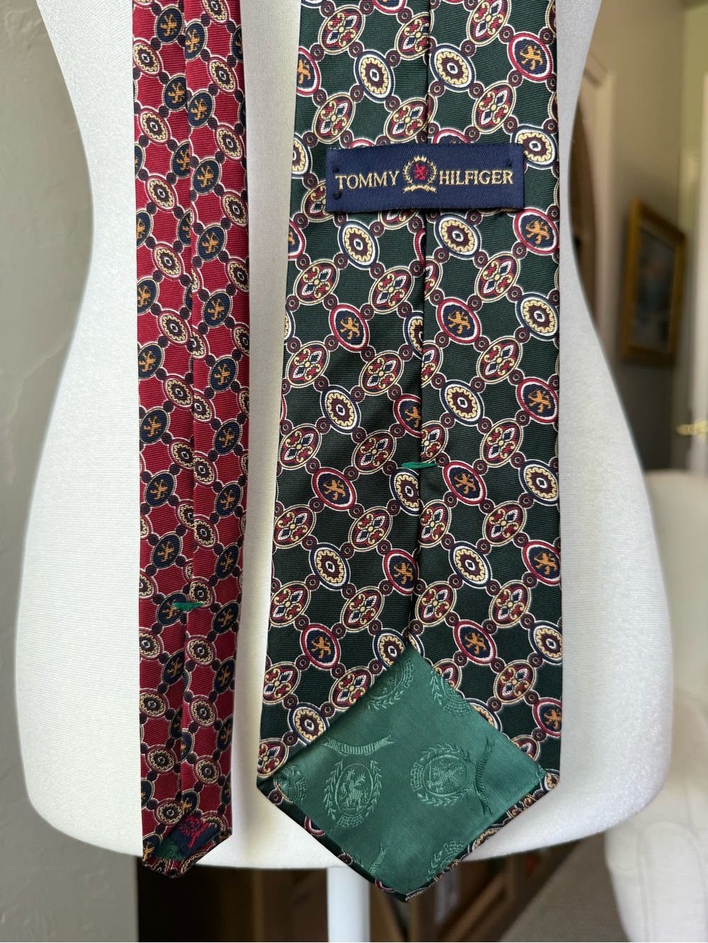 Tommy Hilfiger Italian Silk Tie Handmade USA 4” Medallion Preppy